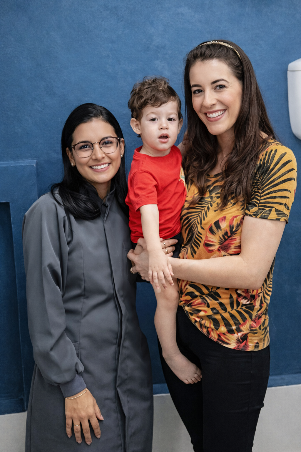 Dentista com paciente e mãe